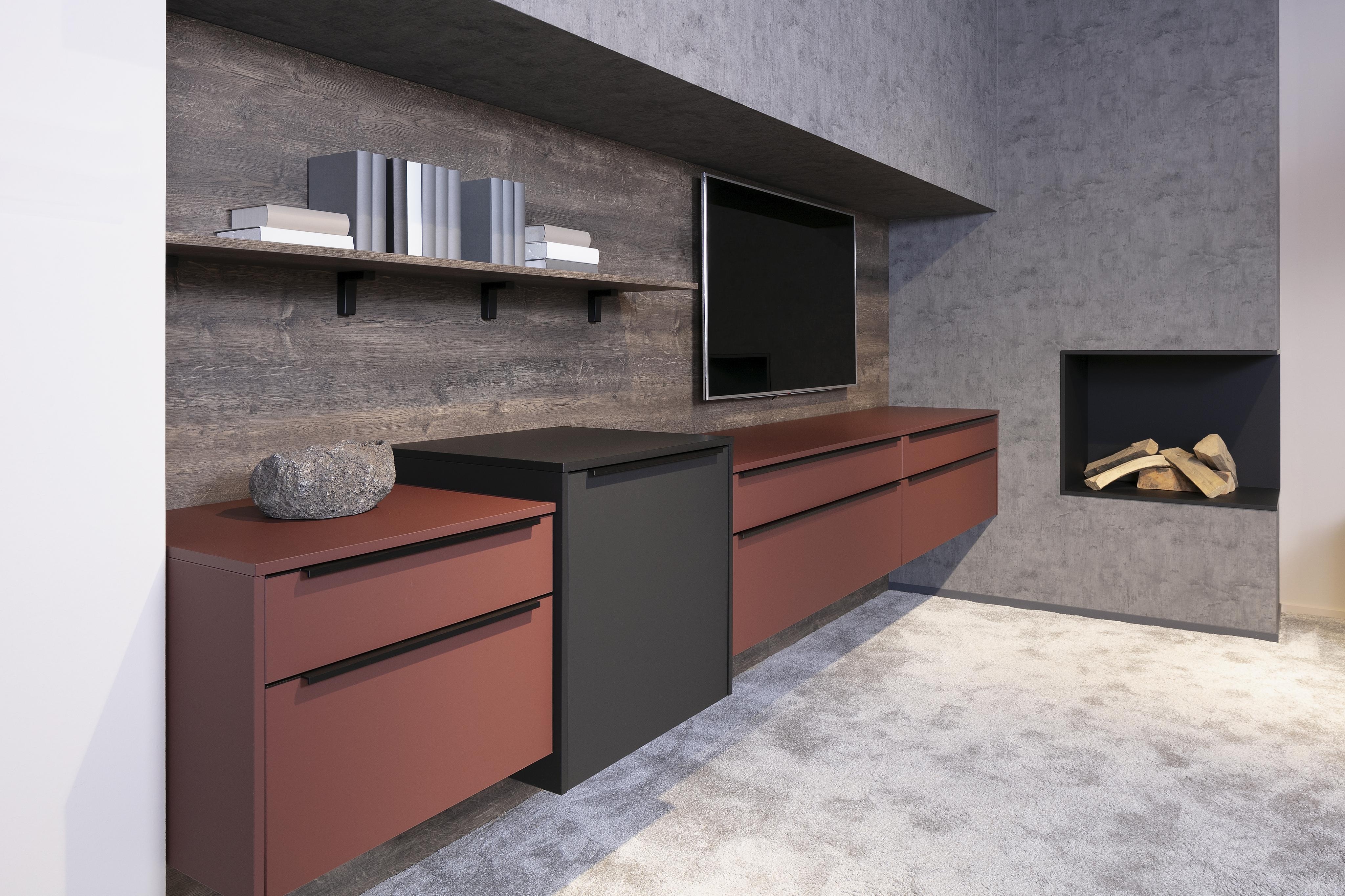 2019_NOBILIA_Rostrot_Ultramatt_Wohnzimmer_Regalschrank_Griffleiste_schwarz_01_rsp_K001