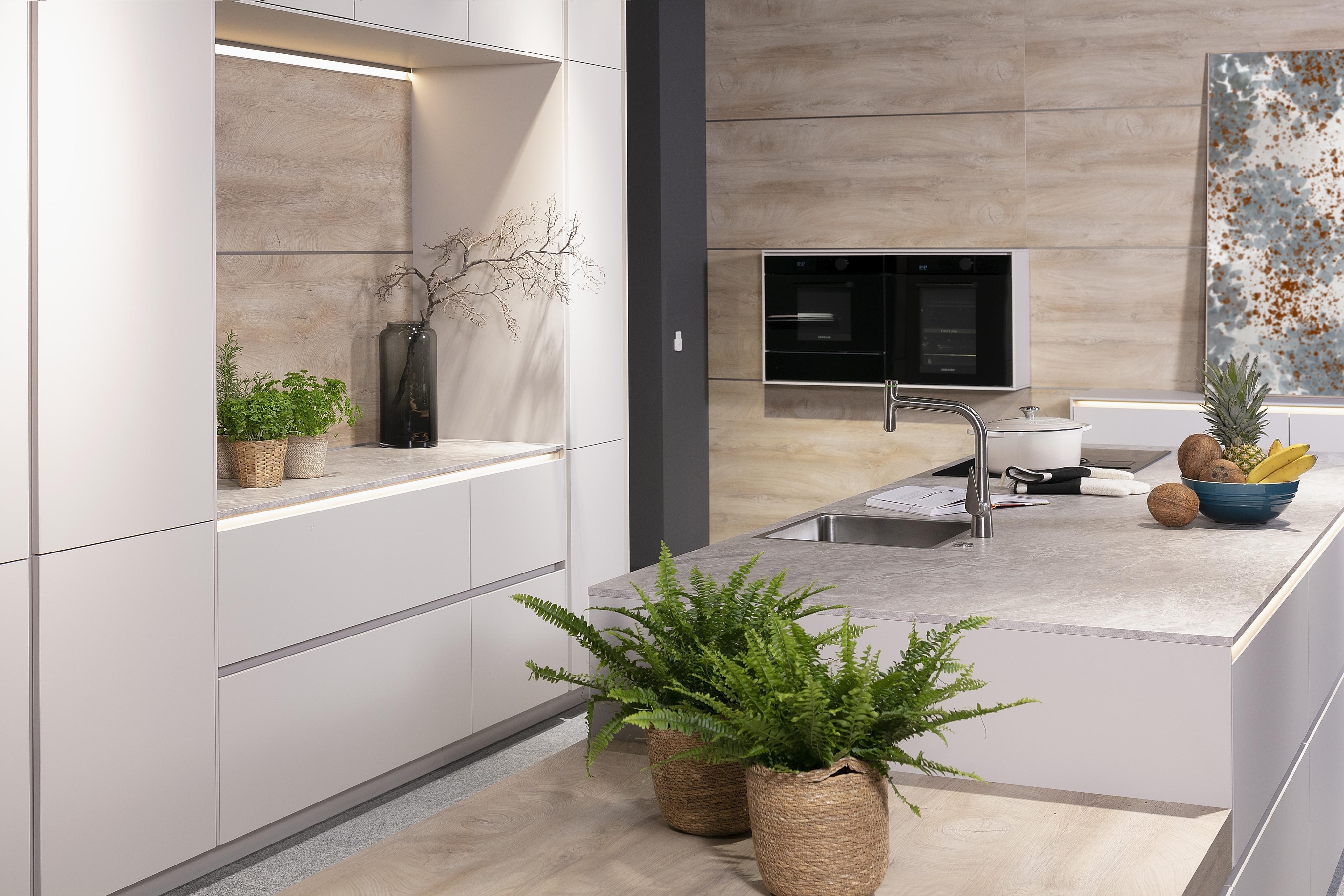 Nobilia_Fronten_Sand_Arbeitsplatte_Steindekor_01_rsp_kmg