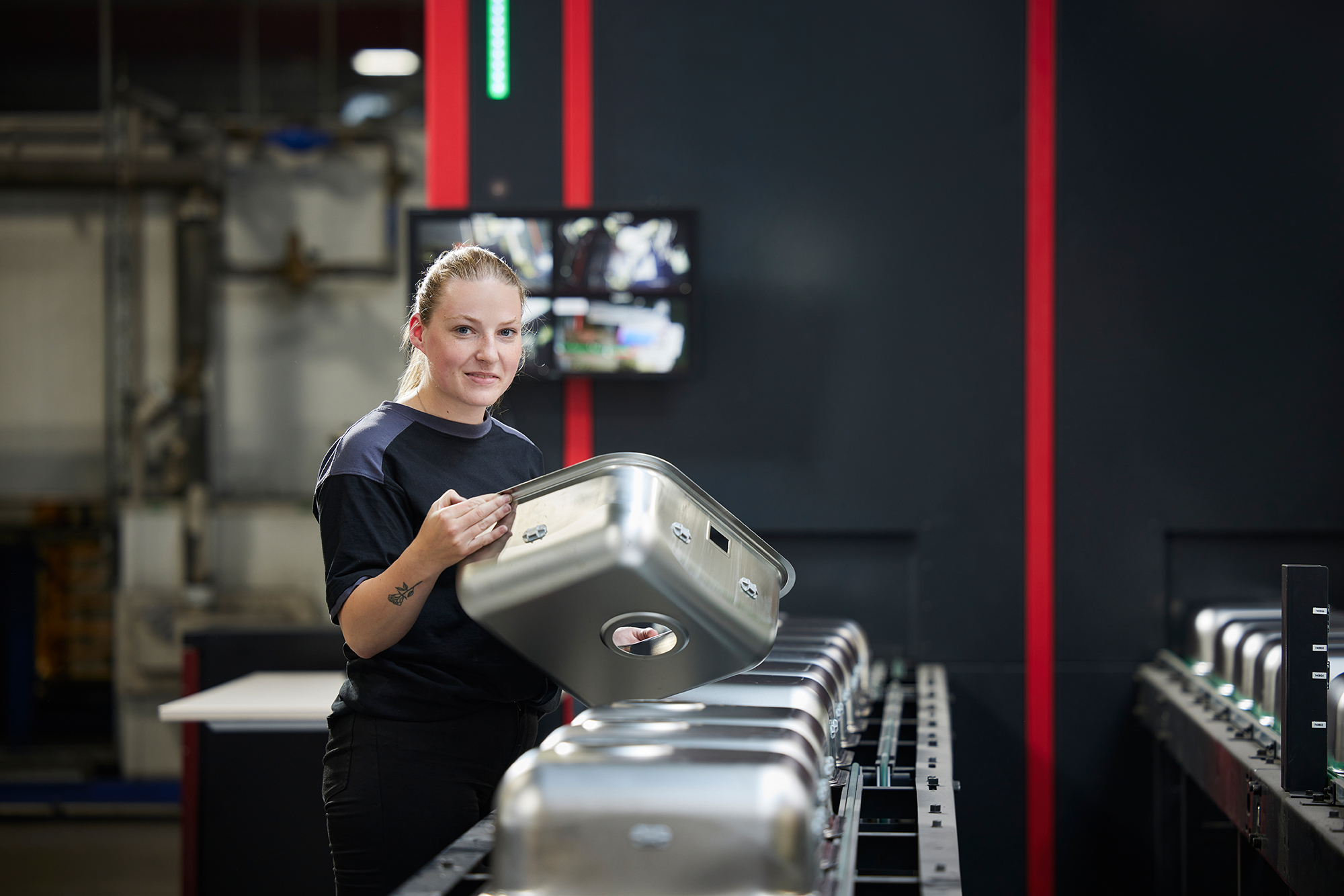 Reginox Fertigung Edelstahlspülen Mitarbeiterin