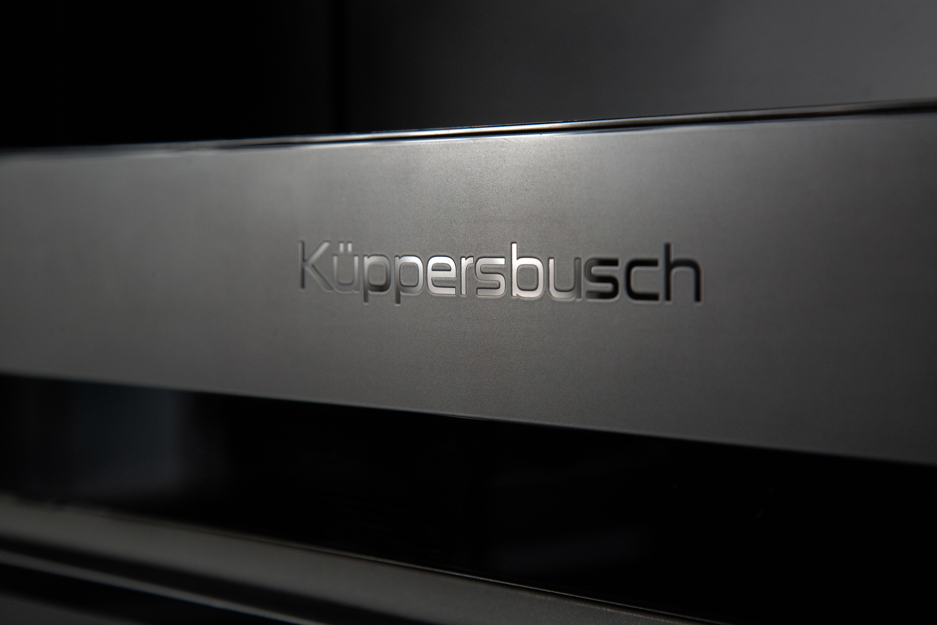 Küppersbusch Logo Nahaufnahme auf Einbaugerät im Matt Black Design