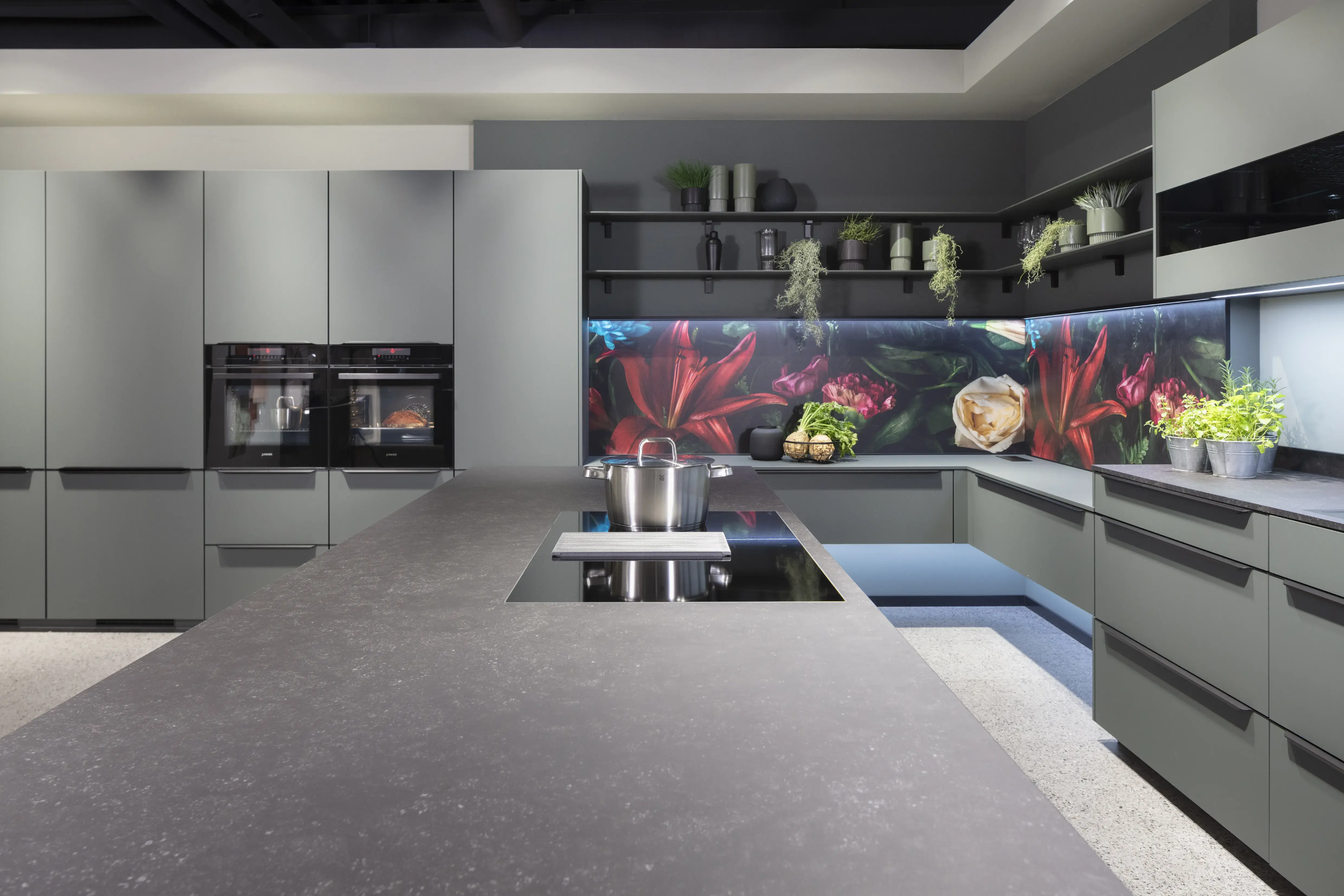  Nobilia Küche „Iconic Flowers“ in Mineralgrün Arbeitsplatte Keramik