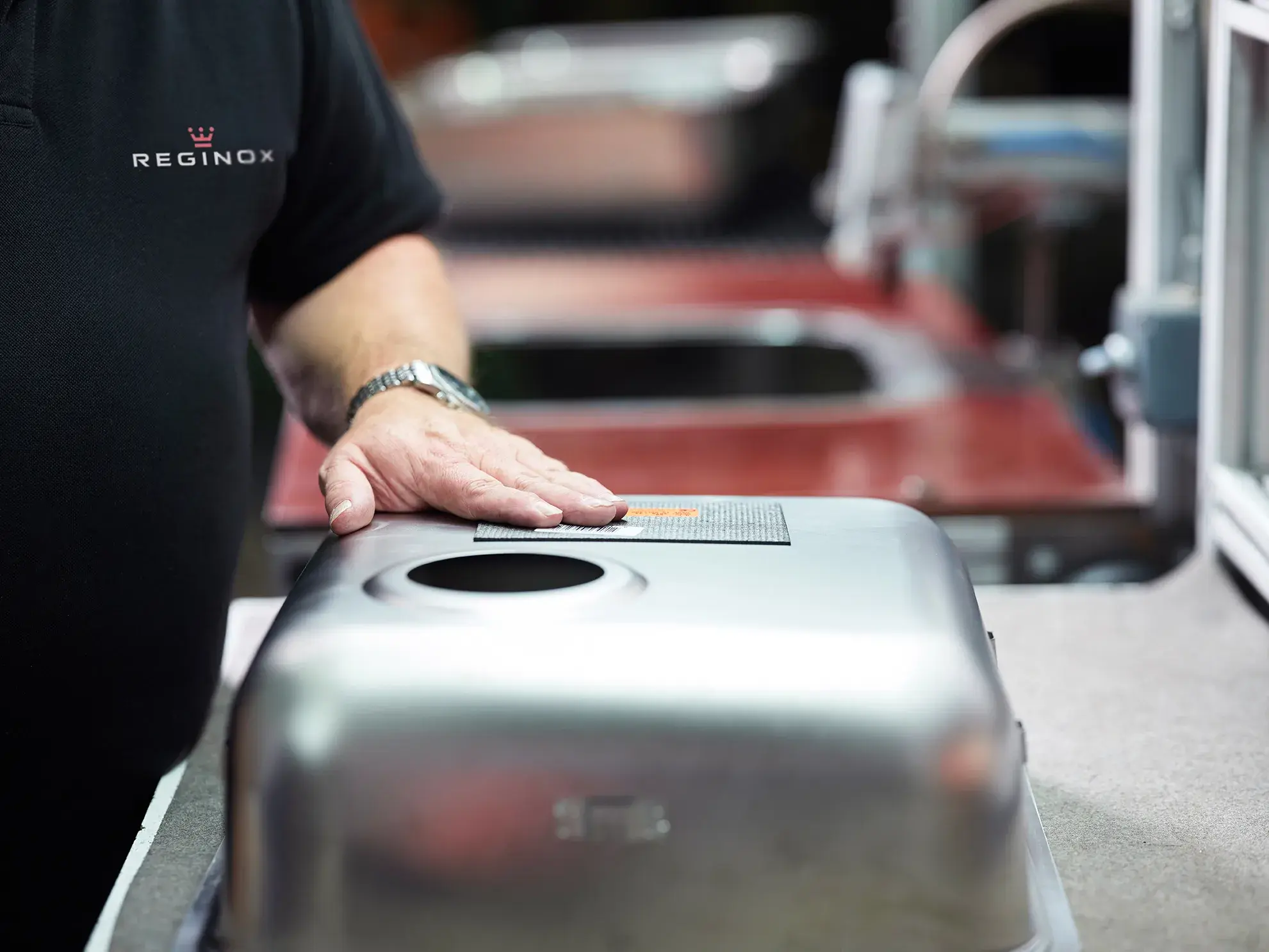 Reginox Küchenspüle in Prüfung kurz nach Fertigung